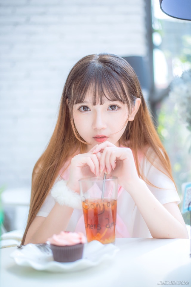 我不愿意把我们之间的友谊比作铁链；因为铁链也许会被雨水锈蚀，或被倒下来的树砸断。